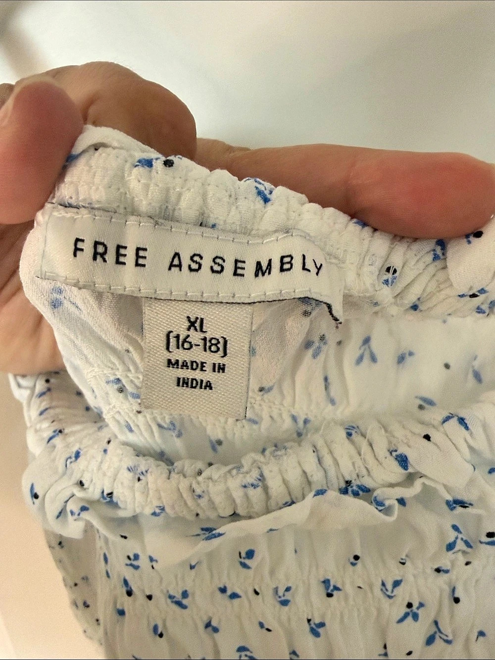 Free Assembly Smocked Top with Peplum Hem Floral Camisole White & Blue XL - Picture 3 of 10
